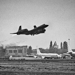 1 SR71 serial 17872 gets airborne at Mildenhall with C135s behind sf a .jpg