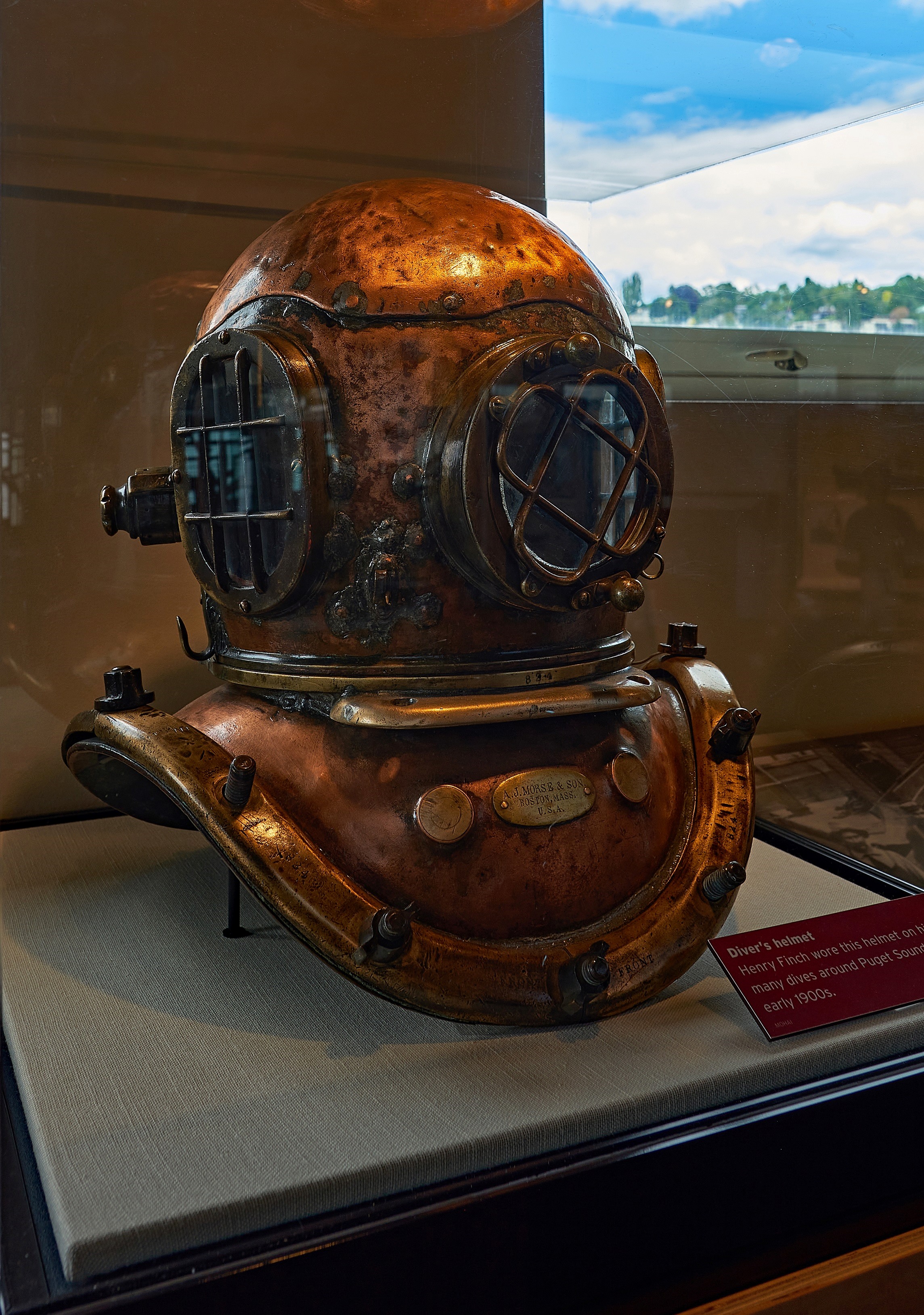 divers-helmet-resize2.jpg