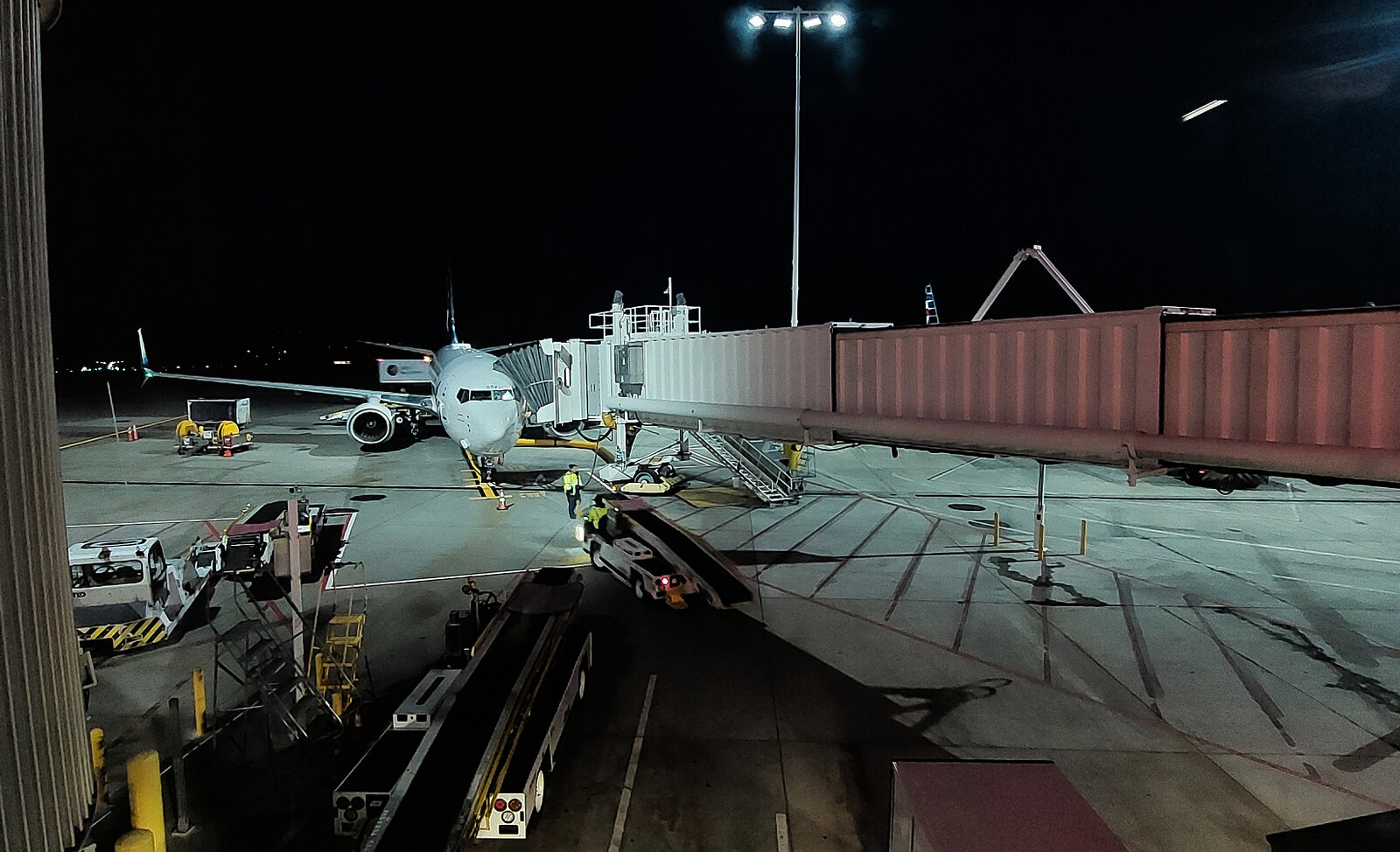 north-satellite-gate-phone-01.jpg